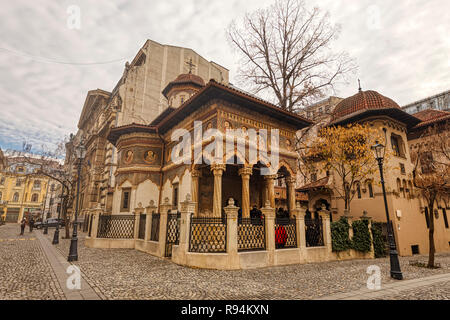 Bucarest, Roumanie - 8 décembre : (NOTE DU RÉDACTEUR : l'image est un digital [gamme dynamique élevée, HDR] composite.) La Biserica Stavropoleos Manastirii (église du monastère Stavropoleos) est vu le 8 décembre 2018 à Bucarest, Roumanie. L'église est le plus connu temple orthodoxe de la capitale roumaine. Banque D'Images