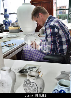Artiste masculin au Royal Delft Pottery décorer une assiette à la main, Delft, Hollande, Pays-Bas Banque D'Images