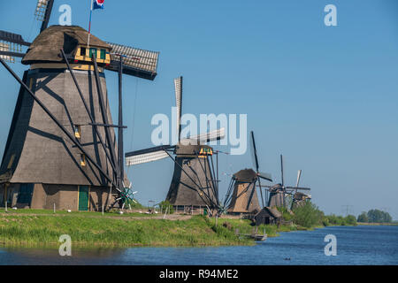 Célèbres moulins à vent à côté des canaux au monde de l'Unesco Site de Kinderdijk, Hollande méridionale, Pays-Bas Banque D'Images