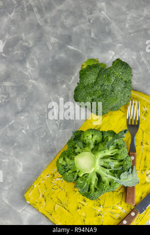 Deux têtes de salade saine. brocoli vert frais. vue horizontale de légumes vert fleur. régime alimentaire sain. Banque D'Images