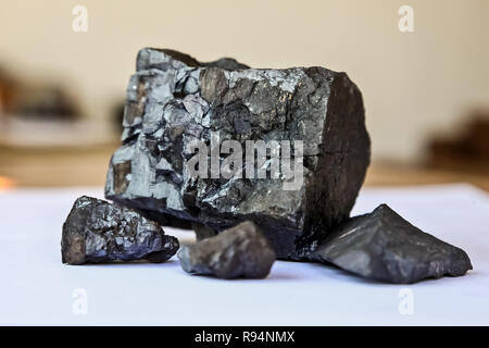 Gros plan d'une sélection de petits rochers de minerai de manganèse sur fond blanc Banque D'Images