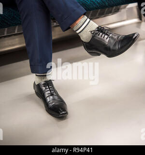 Les pieds des hommes en noir chaussures dans le métro de Tokyo, Japon. Avec selective focus Banque D'Images