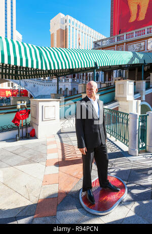 LAS VEGAS, USA - 31 janvier 2018 : la statue de l'acteur Bruce Willis. Avec focus sélectif. La verticale Banque D'Images