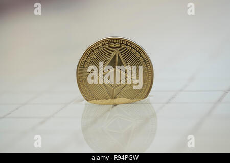 Ethereum cryptocurrency pièce physique classique placée sur le côté de la piscine Banque D'Images