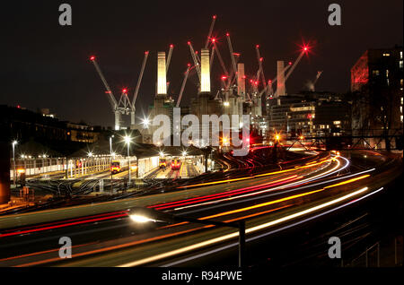 Battersea Power Station de nuit avec des grues et des trains. Vue de la gare de Victoria. Campus d'Apple. Banque D'Images