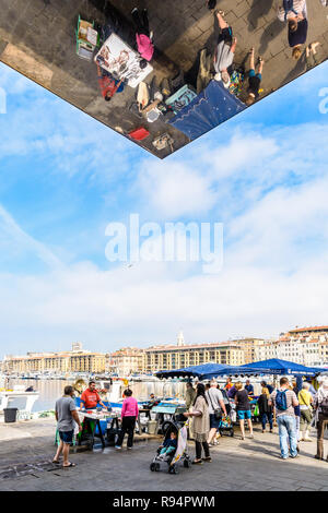 Les gens shopping sur le marché aux poissons du Vieux Port de Marseille, en France, à côté de l'ombriere, le grand parasol en miroir par Norman Foster. Banque D'Images