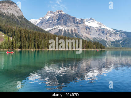 Canoë sur le lac Emerald dans les Montagnes Rocheuses - Yoho NP, BC, Canada Banque D'Images