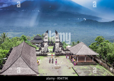 Bali, Indonésie - 08 mars 2018 : paysage d'été avec Pura Penataran Agung temple de Lempuyang et groupe de touristes. Candi bentar et vue sur le Mont Agung Banque D'Images