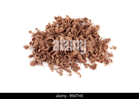 De chocolat râpé dans une pile isolé sur fond blanc. Banque D'Images