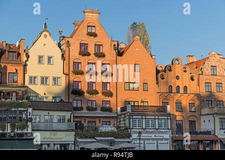 Dlugie Pobrzeze maisons traditionnelles promenade Riverside Gdańsk Pologne Banque D'Images