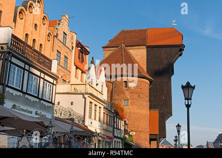 Dlugie Pobrzeze grue De Gdansk Gdansk Pologne promenade Riverside Banque D'Images