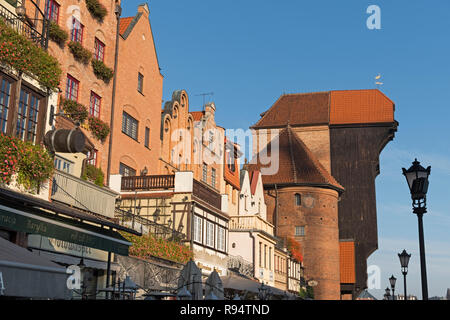 Dlugie Pobrzeze grue De Gdansk Gdansk Pologne promenade Riverside Banque D'Images