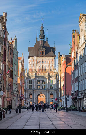 Vue de la tour de la prison de Golden Gate et Dlugi Targ Long Market street Gdańsk Pologne Banque D'Images