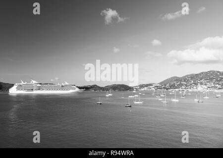 Bateau de croisière et des yachts à seaside. Revêtement d'océan en bleu sur la mer ciel ensoleillé. Transport de l'eau et des bateaux. Le voyage par bateau, wanderlust. Vacances sur l'île. Banque D'Images