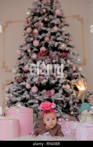 4 Mois Petite Fille Sous L Arbre De Noel Bebe Fille Avec Des Cadeaux Sous L Arbre De Noel Photo Stock Alamy