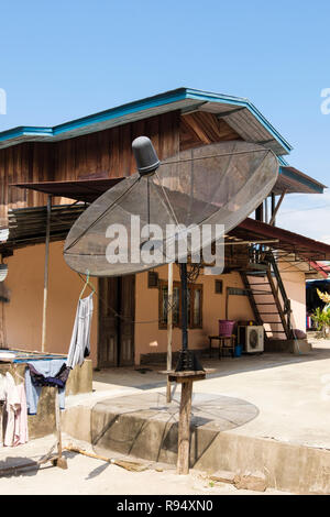 Grande antenne satellite autonome à l'extérieur d'une maison de village au whisky. Ban Xiang Hai, province de Luang Prabang, Louangphabang, Laos, Asie du sud-est Banque D'Images