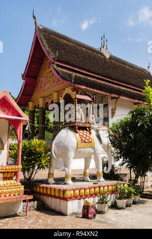 La sculpture de l'éléphant et du temple de la place du village de whisky. Ban Xiang Hai, Delta du Mékong, Luang Prabang, Laos, Asie du sud-est Banque D'Images