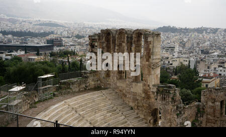 J'étais certain que j'étais en visite le théâtre de Dionysos & seulement découvert plus tard que c'est Odéon d'Hérode Atticus, souvent confondu avec l'ancien. Banque D'Images