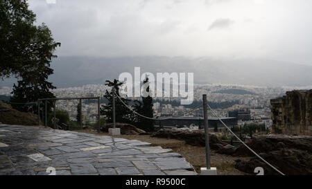 La vue d'Athènes a été le spectacle à tous les niveaux de l'Acropole. Celle-ci a été prise par l'Odean Hérode Atticus. Banque D'Images