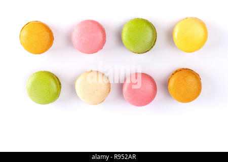 Deux rangées de macarons français colorés isolé sur blanc. Vue de dessus avec l'exemplaire de l'espace. Banque D'Images