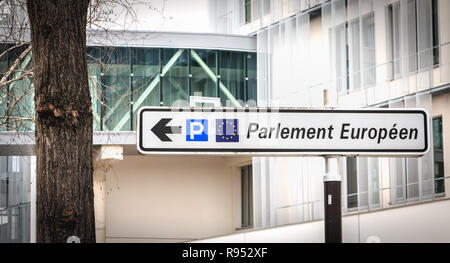 Strasbourg, France - 28 décembre 2017 : dans la rue, un panneau blanc indique la direction du parking du Parlement européen Banque D'Images