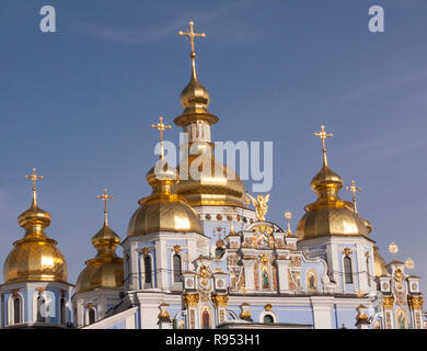 Église du Monastère Saint Michel, cinq tours contre le ciel bleu, Kiev, Ukraine Banque D'Images