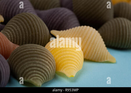 Glowing Conchiglie Rigate pâtes shell dans un arrangement Banque D'Images