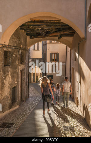 En descendant de la famille Via Plinio il Giovane, passage en centre historique de Spoleto, Ombrie, Italie Banque D'Images