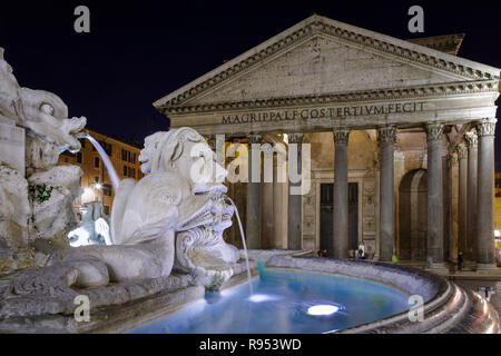 Premier étage de la fontaine et à l'arrière-plan la façade du Panthéon de Rome. Avec ses sculptures en marbre et de jets d'eau. Scène de nuit, longue exp Banque D'Images