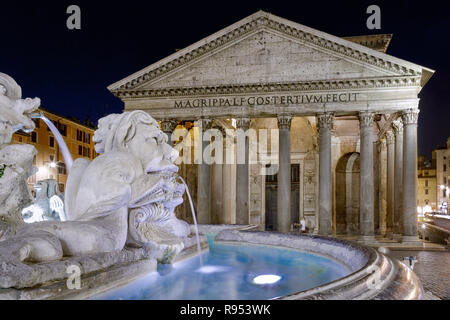 Premier étage de la fontaine et à l'arrière-plan la façade du Panthéon de Rome. Avec ses sculptures en marbre et de jets d'eau. Scène de nuit, longue exp Banque D'Images