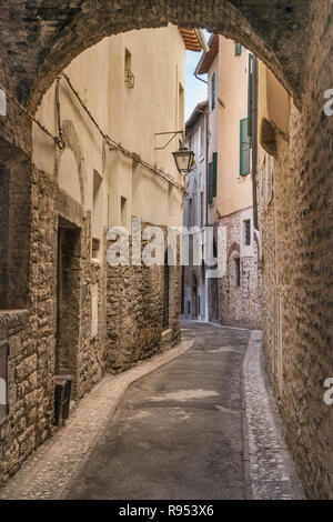 Via della Trattoria, passage en centre historique de Spoleto, Ombrie, Italie Banque D'Images