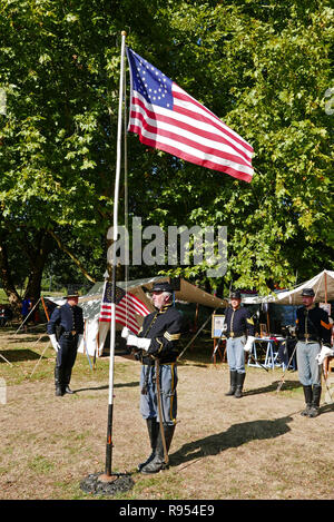 Soulevées par le drapeau de l'Armée du Nord, Festival à Luynes, Indre-et-Loire, Touraine, Center-Val-de-Loire, France, Europe Banque D'Images