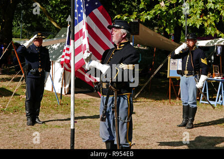 Soulevées par le drapeau de l'Armée du Nord, Festival à Luynes, Indre-et-Loire, Touraine, Center-Val-de-Loire, France, Europe Banque D'Images