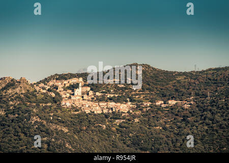 L'ancien village de montagne de Corbara éclairées par le soleil du soir dans la région de Balagne Corse Banque D'Images