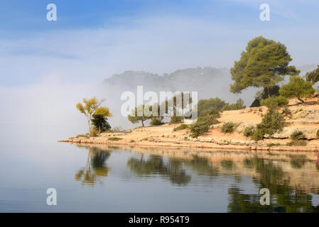 Brume matinale et reflets dans le lac d'Esparron Esparron-de-Verdon Alpes de Haute Provence Provence France Banque D'Images