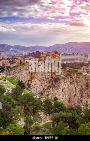 Vue aérienne à l'aube sur la ville de Marseille, France Banque D'Images