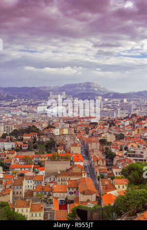 Vue aérienne à l'aube sur la ville de Marseille, France Banque D'Images