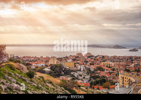 Vue aérienne à l'aube sur la ville de Marseille et son port, France Banque D'Images