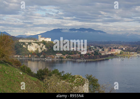 Vue aérienne du lac Majeur et de la ville de Angera Arona, Piémont, Italie Banque D'Images
