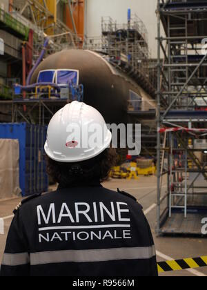 Un officier de l'armée française est à la recherche de nouveaux sous-marin Barracuda en usine française de Cherbourg, France Banque D'Images