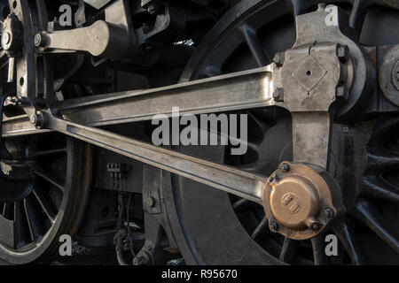 Pièces moteur lourds qui font la force d'une locomotive à vapeur. Gros plan de l'arbre du vilebrequin et des pistons. Banque D'Images