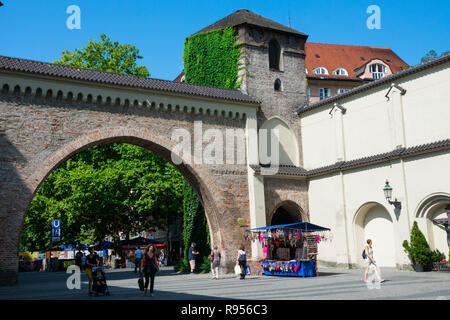 Munich, Allemagne. 21 août, 2018. Sendlinger Tor (Porte) est une porte de ville à l'extrémité sud de la vieille ville historique de Munich Banque D'Images