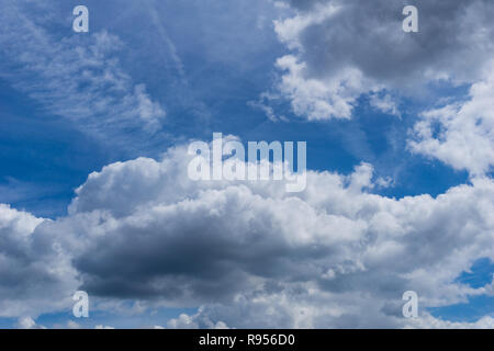 Voir de gros nuages blancs sur un ciel bleu. Banque D'Images