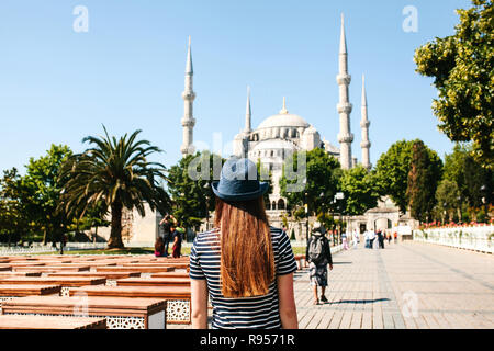 Une jeune fille d'agrément à un chapeau de l'arrière à Sultanahmet Square à côté de la célèbre mosquée appelée la Mosquée Bleue à Istanbul, Turquie. Voyage, tourisme. Banque D'Images