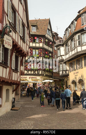 COLMAR, FRANCE - 2 avril 2018 : à travers des rues dans la vieille ville de Colmar mediaval en France à Pâques 2018 Banque D'Images