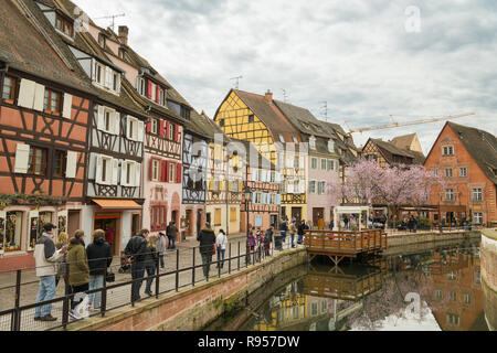 COLMAR, FRANCE - 2 avril 2018 : les touristes en train de marcher dans le vieux quartier de la Petite Venise à Colmar, France à Pâques 2018 Banque D'Images