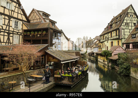 COLMAR, FRANCE - 2 avril 2018 : les personnes prenant le déjeuner près de belle eau canal dans la petite Venise à Colmar, France à Pâques 2018 Banque D'Images