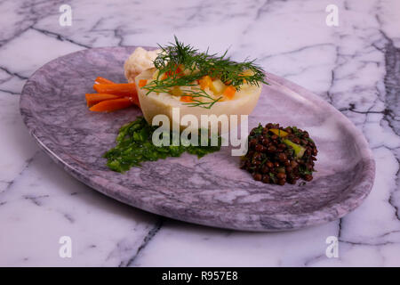 Les artichauts de la nourriture avec les petits pois, carottes, pommes de terre et de l'Aneth en plaque de marbre Banque D'Images