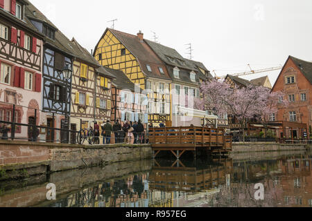 COLMAR, FRANCE - 2 avril 2018 : les touristes profitant du temps dans la petite Venise à Colmar, France trimestre durant Pâques 2018 Banque D'Images