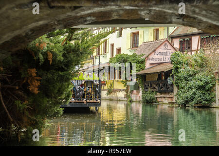 COLMAR, FRANCE - 2 avril 2018 : Sous le pont Vue sur canal d'eau à Colmar, France à Pâques 2018 Banque D'Images